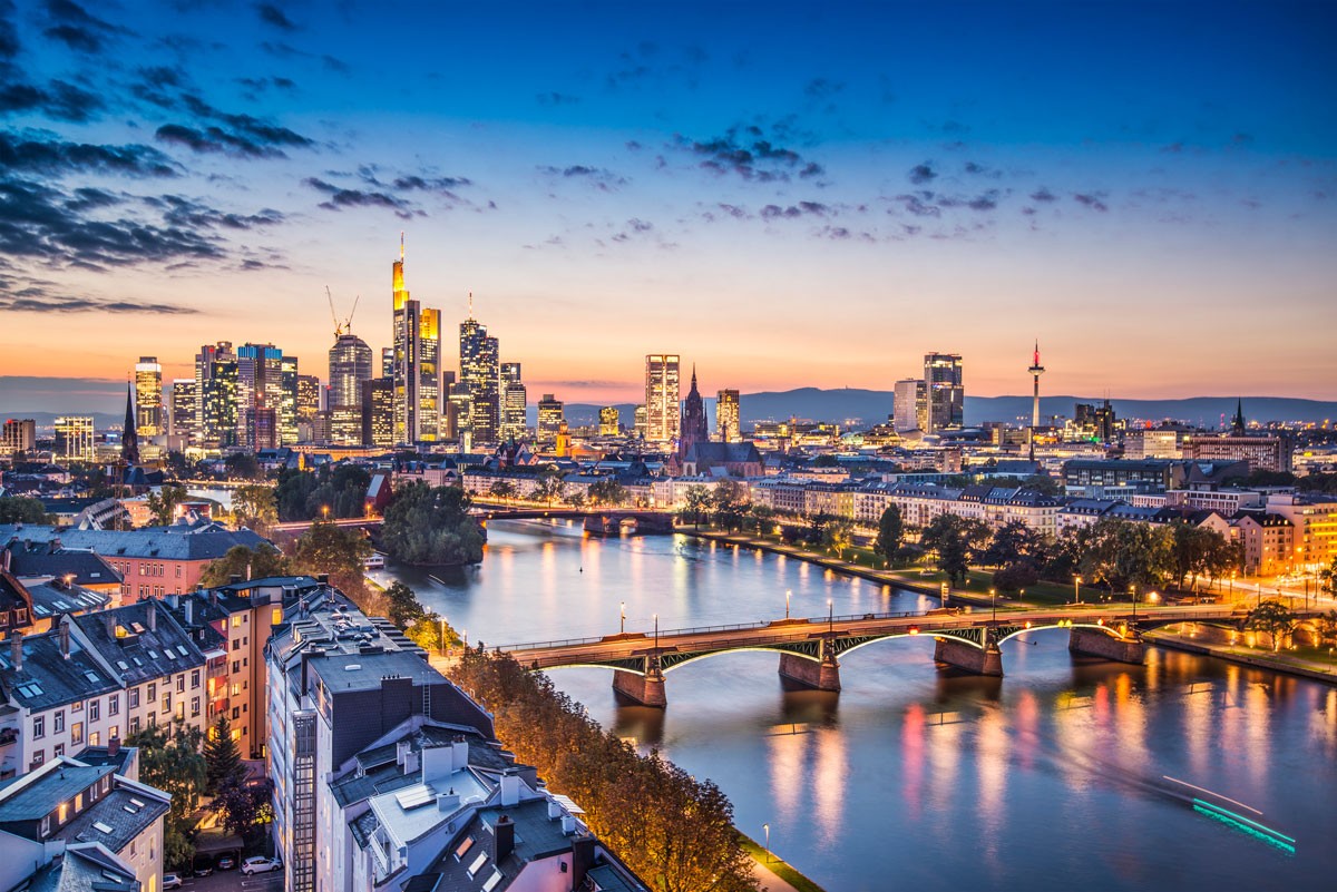 Frankfurter Skyline zur blauen Stunde über dem Main